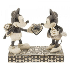 DISNEY TRADITIONS Figure - Mickey Mouse - Mickey & Minnie "Real Sweetheart" (15cm)