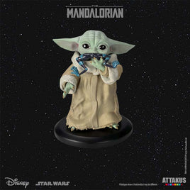 ATTAKUS  Statue - Star Wars, Classic Collection 1/5 - Grogu 'Eating the Frog' in The Mandalorian (10cm)