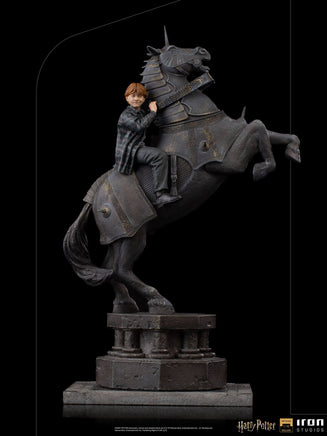 IRON STUDIOS Statue - Wizarding World - Harry Potter - Ron Weasley at the Wizard Chess (35cm)